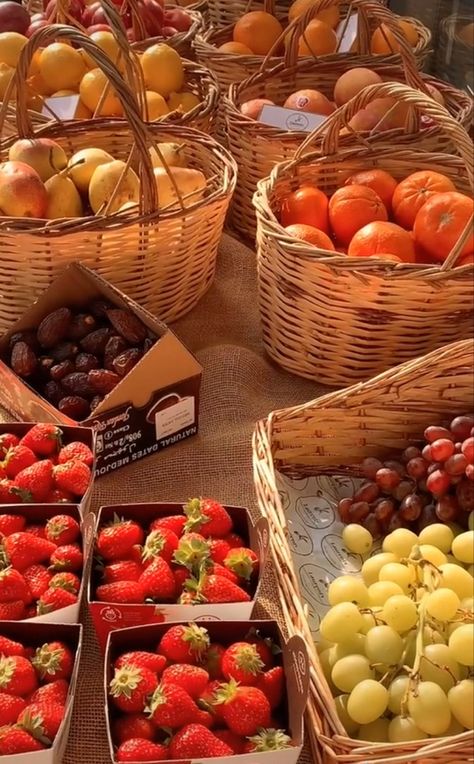 Basket Aesthetic, Golden Hour Aesthetic, Fruit Gifts, Food Insecurity, Healthy Food Motivation, Fancy Food, Whole Foods Market, Aesthetic Painting, Summer Picnic