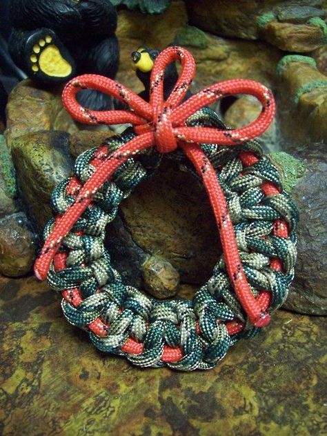 Paracord Spider, Paracord Christmas, Paracord Watch, Cords Crafts, Paracord Diy, Paracord Tutorial, Paracord Knots, Wreath Ornament, So Weird