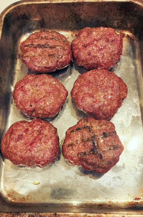 Frozen Burger Patties Recipes, Hamburger Patties In The Oven, Burgers In The Oven, Frozen Burger Patties, Oven Burgers, Baked Hamburgers, Burger Patty Recipe, Angus Burger, Frozen Beef