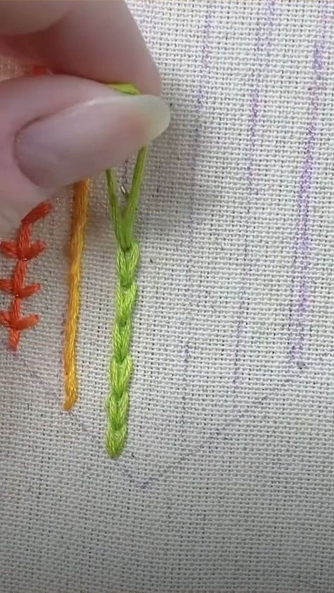 Embroidery Lines Tutorial, Embroidery Designs Stiches, All Stitch Embroidery Design, How To Embroider By Hand Chain Stitch, Embroidery Stitches Chain Stitch, Name Embroidery Stitches, Chain Stitch How To, Hand Embroidery Chain Stitch Designs, Embroider Chain Stitch