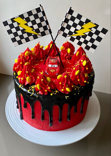 Lightning Mcqueen Smash Cake, Lightning Mcqueen Cakes, Lightening Mcqueen Cakes, Lightning Mcqueen Cupcakes, Cupcake Lightning Mcqueen, Pastel Rayo Mcqueen, Lightning Mcqueen Cake Easy, Cars Torte, Cars Theme Cupcakes Lightning Mcqueen