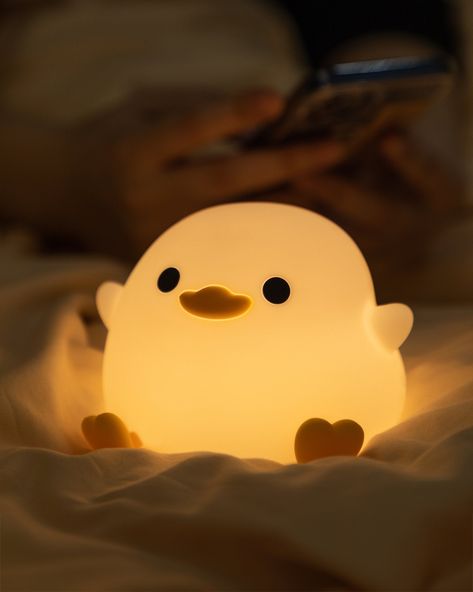 Illuminate your space with the Quack Night Lamp. A cute yellow table light, perfect for bedrooms, offering battery-powered convenience and a playful touch to decor. Cute Things For Bedroom Decor, Cute Book Light, Cute Reading Light, Cute Room Decoration Ideas, Desk Lamp Cute, Cute Night Lights Aesthetic, Aesthetic Lamp Night, Room Decor Ideas Yellow, Cute Aesthetic Things To Buy