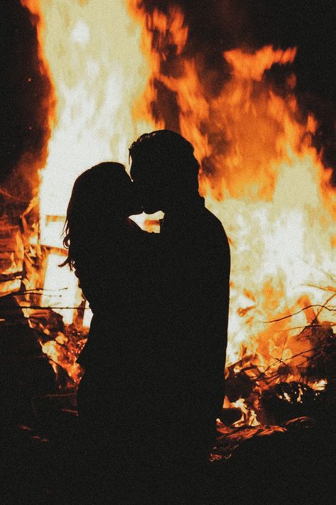 Forbidden Romance Aesthetic Pictures, Hidden Romance Aesthetic, Enimies To Lover Pic, Darkromance Mafia Couple, Mafia Relationship Aesthetic, Fire Love Aesthetic, Rockstar Romance Aesthetic, Dark Fantasy Romance Aesthetic, Vale And Lilith Six Scorched Roses