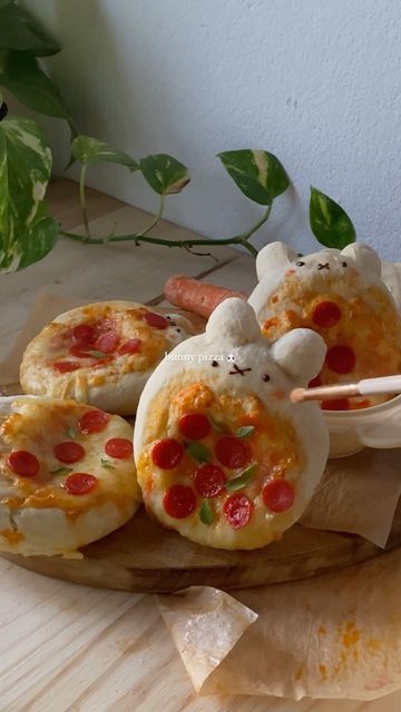 Archers Food 🧸 on Instagram: "bunny pizza 🐰we didn’t have good light so we r gonna post a prettier version tomorrow okay😭" Bunny Pizza, Pizza Shapes, Cute Pizza, Kawaii Cooking, Cute Baking, Cute Snacks, Kawaii Food, Cute Desserts, Food Obsession