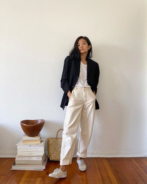 Everlane On You (@everlaneonyou) posted on Instagram: “One silhouette, three ways. @patricialagmay wears the Arc Pant and Arc Jean.” • Oct 1, 2020 at 4:09pm UTC Everlane Outfit, Minimalist Outfits, Relaxed Outfit, Minimal Outfit, Fall Clothes, Oct 1, Blogger Style, Style Crush, Fashion Black