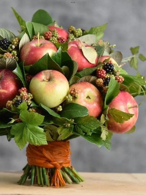 Apple Bouquet, Apple Centerpieces, Apple Table, Apple Orchard Wedding, Apple Flowers, Apple Gifts, Church Flower Arrangements, Dried Apples, Fall Outdoor Decor