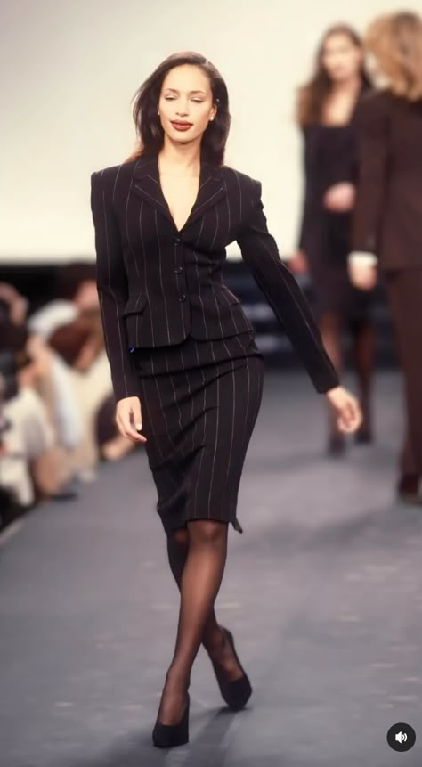 Early 2000s Runway, 2000s Runway Fashion, 2000s Runway, Aesthetic Office, Secretary Outfits, Lawyer Outfit, 90s Runway Fashion, Corporate Fashion, Makeup Mistakes