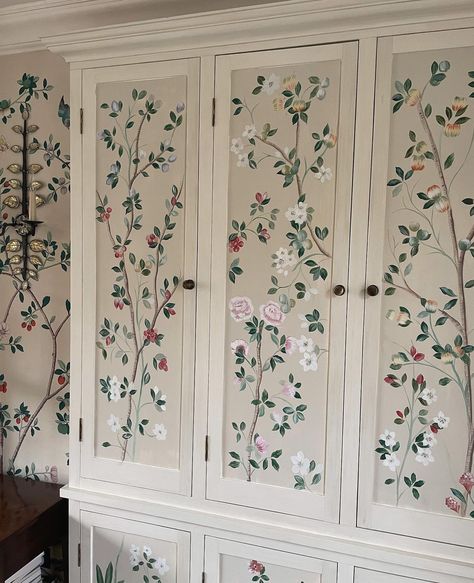 Degournay Wallpaper, Chinoiserie Bedroom, De Gournay Wallpaper, Book Art Projects, Chinoiserie Design, Mural Wall, The Cabinet, Ikea Pax, Built In Wardrobe