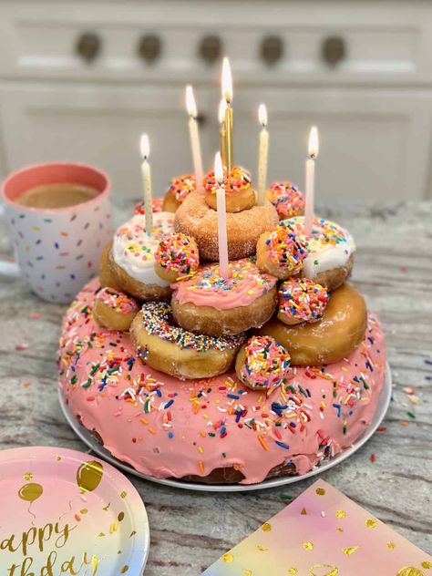 Donut Decorations Ideas, Girls Donut Birthday Party Ideas, Donut Decorated Cake, Donut Smash Cake Girl, Donut Birthday Cakes, Donut Birthday Party Cake, Donut Cake Birthday, Birthday Donut Cake, Donut Party Theme