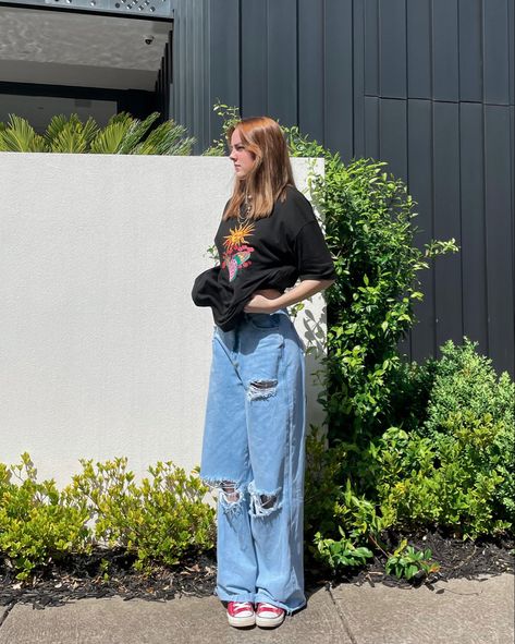 Maroon Converse Outfit High Tops, Baggy Clothes With Converse, Baggy Tops Outfit, Red High Tops Outfit, Poses With Baggy Jeans, Baggy Jeans Oversized Shirt, Oversized Tshirt Pose Ideas, Converse And Baggy Jeans, Maroon Tshirt Outfits Women