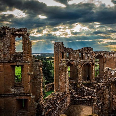 Ruins of Kenilworth Castle Kenilworth Castle, Chateau Medieval, Gothic Castle, Abandoned Castles, Castle Art, Castle Ruins, Abandoned Mansions, Fantasy Places, Most Haunted