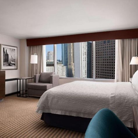 Hampton Inn Majestic Chicago Theatre District, Chicago – Updated 2024 Prices Chicago Theatre, Chicago Downtown, Hot Breakfast, Magnificent Mile, Theater District, Italian Village, Millennium Park, Queen Room, Chicago Usa