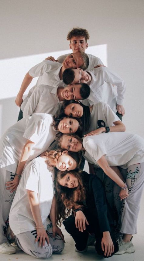 Group Of 10 Photoshoot, 10 People Group Photo, Big Family Photoshoot Ideas, Big Group Poses, Big Group Photos Posing Ideas, Group Studio Photoshoot, Creative Group Photoshoot Ideas, Large Family Photo Poses, Big Family Photoshoot