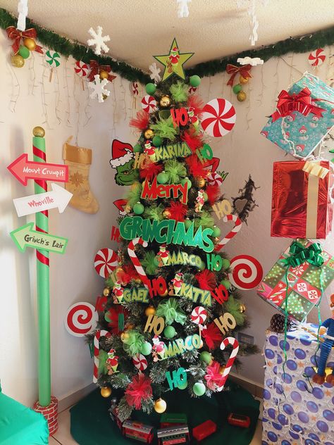 Grinch Themed Tree, Grinch Christmas Decorations Ideas, Grinch Trees Ideas, Grinchmas Decorations Diy, Grinch Christmas Trees, Christmas Tree Grinch, Grinch Tree, Grinch Trees, Grinch Christmas Party