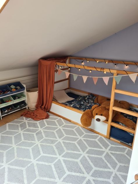 IKEA KURA Bett Ikea Kura Cot Hack, Small Shared Bedroom, Ikea Kura Hack, Kura Hack, Boy Room Themes, Ikea Kura Bed, Kura Bed, Ikea Kura, Child Bedroom