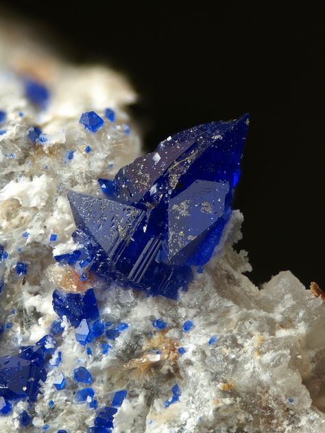 Mineral photography Geode Rocks, Stone Photography, Titanium Quartz, Gem Mining, Pretty Rocks, Plant Aesthetic, Beautiful Rocks, Rock Collection, Minerals And Gemstones