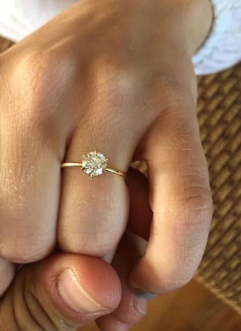 Simple Single Diamond Engagement Ring, Sinple Engagement Rings, Simple Single Stone Engagement Rings, Engagement Ring Small Hands, Simple Timeless Engagement Rings, Simple Gold Wedding Rings, Minimalist Wedding Rings, Cartier Love Ring, Cute Engagement Rings