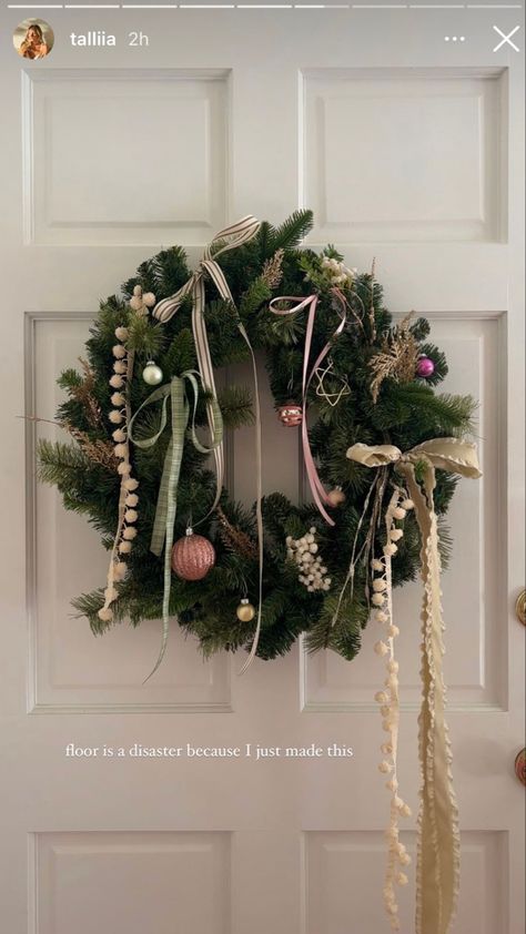 Snowy Christmas Wreath, Apartment Xmas Decorating, Christmas Room Decor Ideas Bedrooms, Summer Christmas Decorations, Christmas Decor Ideas Apartment, Front Door Christmas Decor, Christmas Posts, Christmas Decor Inspiration, Christmas Feeling