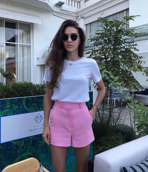 Pink Trousers Outfit, Pink Shorts Outfits, Short Rosa, Look Com Short, Looks Shorts, Shorts Rosa, Pink Outfit Ideas, Estilo Old Money, Looks Com Short