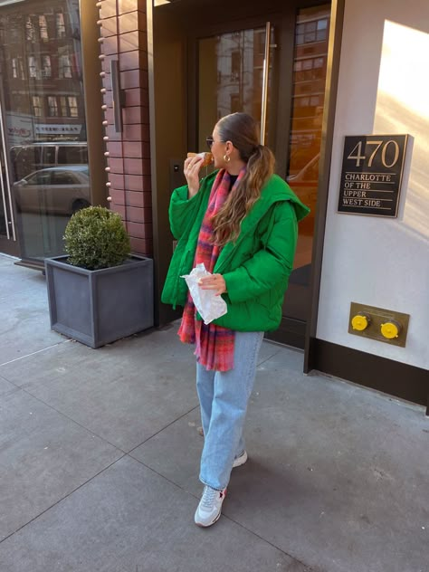 Chicago Christmas Outfit, Cold Winter Outfits Nyc, Holiday Market Outfit, New York City Street Style Winter, Christmas In The City Outfit, Cold Nyc Outfit, Winter In New York Outfits Aesthetic, Winter New York Outfits Cold Weather, New York City Outfits Fall 2023