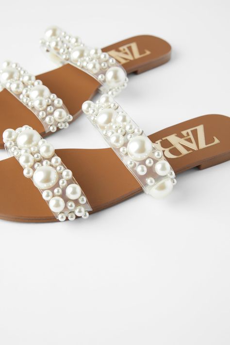 Slip On Sandals Outfit, Branded Sandals, Sandals With Pearls, White Flat Sandals, Fancy Sandals, Diy Sandals, Zara Sandals, Pretty Sandals, Pearl Sandals