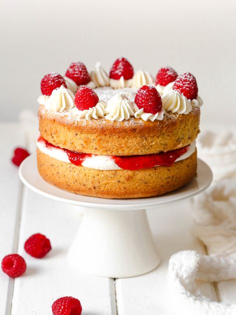 Birthday Victoria Sponge Cake, Raspberry Victoria Sponge, Classic Victoria Sponge Cake, Victoria Sponge Cake Aesthetic, Victoria Cake Recipe, Sponge Cake Aesthetic, Victoria Sponge Birthday Cake, Sponge Cake Decoration Ideas, Victoria Sponge Cake Decoration