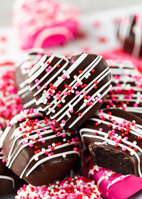 Heart OREO Balls - A Pumpkin And A Princess Valentine Chocolate Cake, Valentine Appetizers, Oreo Molds, Cake Puck, Valentines Goodies, Valentines Day Cookie Recipe, Little Debbie Snack Cakes, Oreo Balls Recipe, Christmas Recipes For Kids