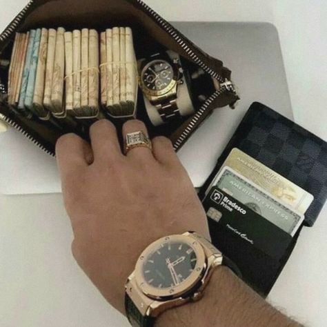 Everyday Bag Essentials, Mens Luxury Lifestyle, Movado Bold, Gentleman Aesthetic, Rich Lifestyle, Gold Watch Men, Rich Life, Essential Bag, Everyday Bag