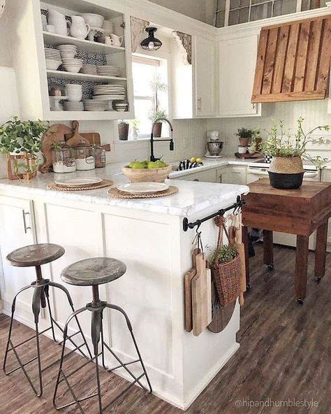 Farmhouse Homes 🏡 в Instagram: “This kitchen is 100% house goals! ❤️🙌 What do you think? TAG a friend who will love this! 😍👇…” Painted Backsplash, Backsplash White, Kitchen Peninsula, Rent House, Kitchen Counter Decor, Simple Kitchen, Farmhouse Style Decorating, White Home Decor, Kitchen Remodel Idea