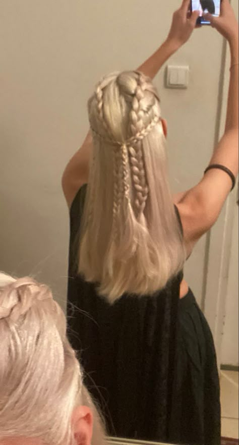 Braid Hairstyles White Women, Mermaid Core Hairstyles, Targaryen Inspired Hair, Midevil Hair Styles, District 4 Outfit, Rhaenyra Targaryen Hairstyle, Swedish Hairstyles, Hunger Games Hairstyles, Hotd Hairstyle