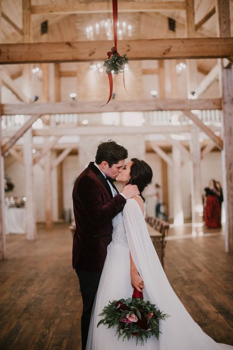 Winter Wedding Mistletoe, Unique Christmas Wedding Ideas, Mistletoe Wedding Arch, Mistletoe At Wedding, December Wedding Pictures, Mistletoe Wedding Decoration, Christmas Wedding Simple, Christmas Wedding Photography, Christmas Wedding Photos