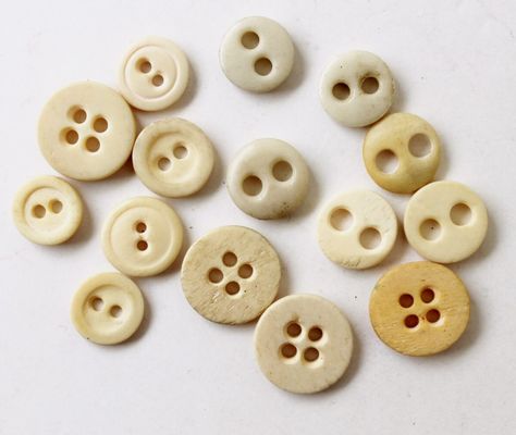 vintage bone buttons Vintage Buttons Crafts, Button Collecting, Buttons Crafts, Button Maker, Vintage Jewelry Ideas, Buttons For Sale, Sewing Machine Cover, Vintage Sewing Machines, Types Of Buttons