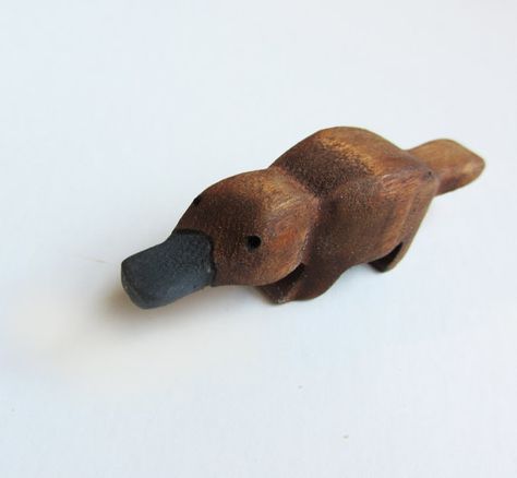 Platypus Art Sculpture En Bois, Whittling Projects, Simple Wood Carving, Wood Carving Designs, Wood Carving Patterns, Platypus, Kids Wood, Wood Carving Art, Wooden Animals