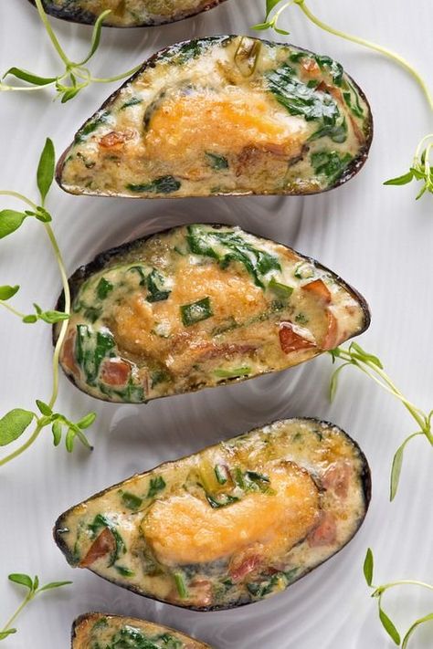 Baked Mussels, Mussels Recipe, Oyster Recipes, Shellfish Recipes, Seafood Appetizers, Seafood Dinner, Fish Dishes, Seafood Dishes, Fish And Seafood