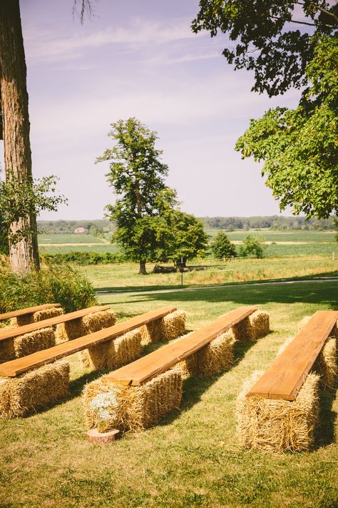 Met strobalen en planken maak je veel lange banken! #datrijmt Unique Rustic Wedding, Rustic Wedding Decorations, Rustic Backyard, Ceremony Seating, Hay Bales, בר מצווה, Wedding Forward, Rustic Country Wedding, Western Wedding