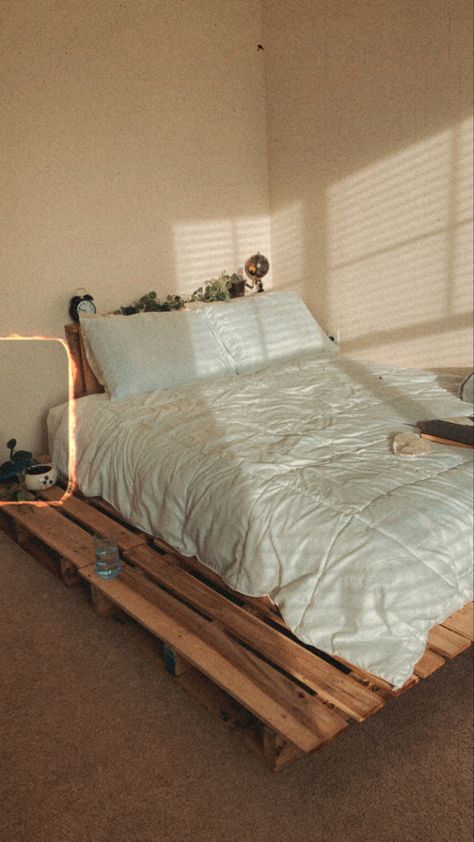 Bed Crate Frame, Bed With Crates Underneath, Boho Crate Bed, Crates Under Bed, Room Ideas Aesthetic Bed On Floor, Room Ideas Bed On The Floor, Low Bed Frame Aesthetic, Wood Under Bed Aesthetic, Floor Bed Pallet