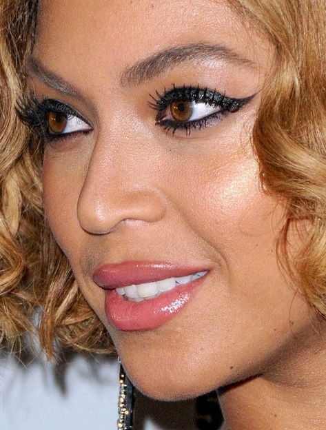 Beyonce Eyes, Beyonce Photoshoot, Beyonce Makeup, Hollywood Glamour Aesthetic, Beyonce Body, Glossy Lips Makeup, Beyonce Photos, Queen Bee Beyonce, Beyonce Style