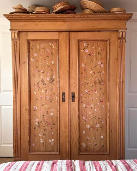 Wardrobe Painting Ideas, Cottagecore Wardrobe Furniture, Wardrobe Painting, Purple Painted Armoire, Folk Painted Cabinet, Folk Painted Chest Of Drawers, Narnia Wardrobe, Antique Wooden Wardrobe, Folk Floral