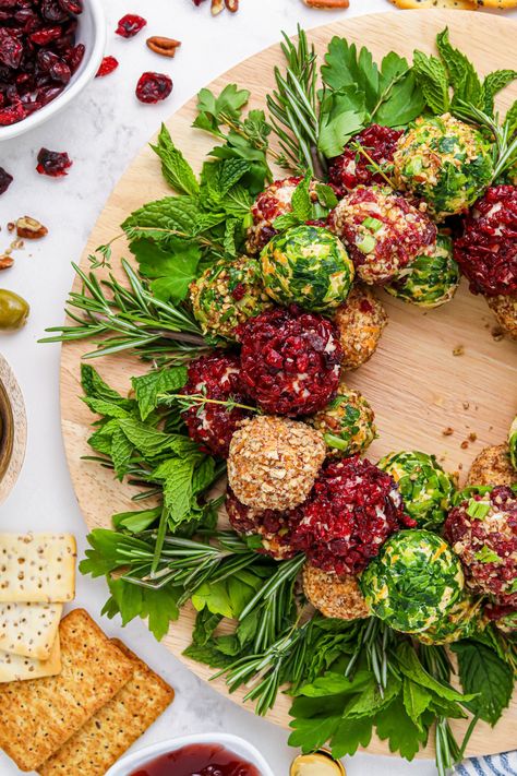 Food Wreath Ideas, Christmas Hummus Platter, Mini Sausage Wreath, Christmas Shower Food, Healthy Snacks For Christmas Party, Wreath Shaped Food, Vegetable Wreath Appetizer, Christmas Mini Cheese Balls, Acorn Cheeseball