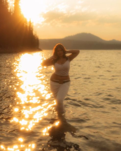 golden hour in bend with @simone.garren ✨ Golden Hour Water Photoshoot, Golden Hour Lake Photoshoot, Golden Hour Photoshoot, Golden Hour, Bend, Photography Poses, Honey, Water, Photography