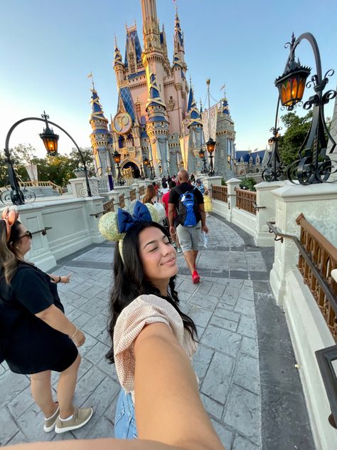 Disneyland Selfies Ideas, Disney Selfies Ideas, Disneyland Paris Picture Ideas, Disney Content Ideas, Cute Disney Photo Ideas, Disney Insta Pics, Disneyland Selfies, Orlando Photo Ideas, Disney Inspo Pics