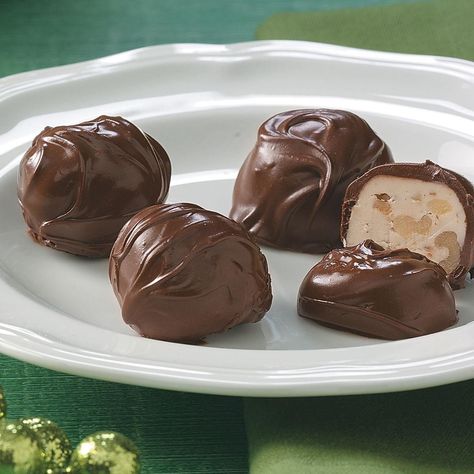 Chocolates Recipe, Maple Candy, Chocolate Candy Recipes, Maple Cream, Candy Recipes Homemade, Delectable Desserts, Homemade Candies, Köstliche Desserts, Homemade Chocolate