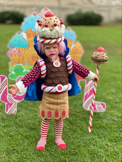 Candy Land Costume Ideas, Candyland Characters Costumes, Candy Man Costume, Candyland Trunk Or Treat, Halloween Candyland, Candyland Costume, Diy Christmas Costumes, Candy Land Costumes, Carnival Floats