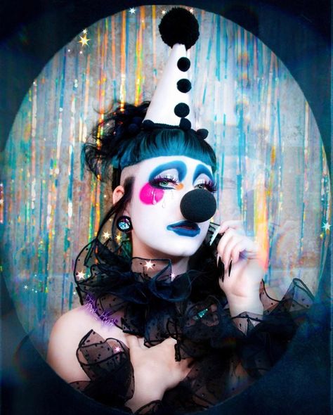 Circus Hair, Black And White Clown, Clowncore Aesthetic, Clown Costume Women, Cute Clown Makeup, Costume Birthday Party, Clown Hat, Pierrot Clown, Circus Aesthetic