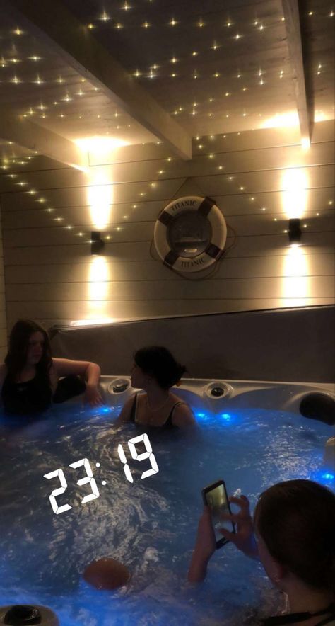 #summer #aesthetic #jacuzzi #latenightvibes #friends Aesthetic Jacuzzi, Hot Tub Aesthetic, Tub Aesthetic, Summer Core, Cabin Trip, Fashion Student, Spa Night, Summer Friends, Mood Instagram