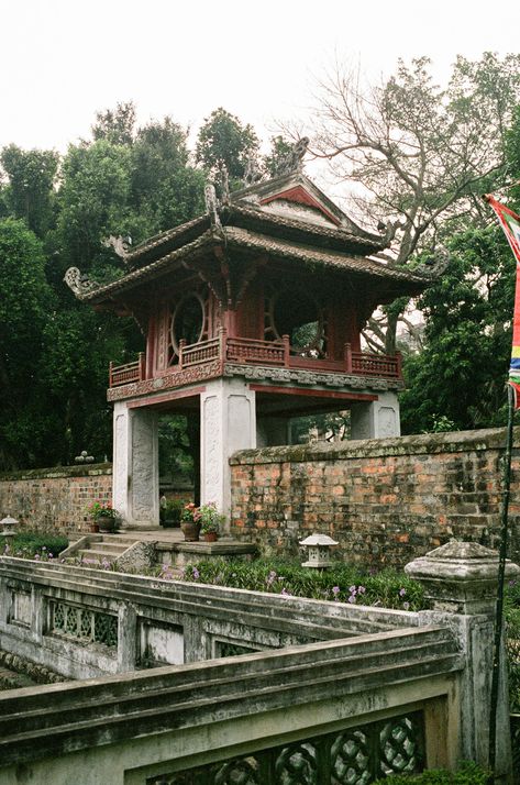 Temple Of Literature Hanoi, Vietnam Temple, Vietnam Landscape, Vietnam Destinations, Ancient Vietnam, Beautiful Vietnam, Temple Ruins, Vietnam Voyage, Saigon Vietnam