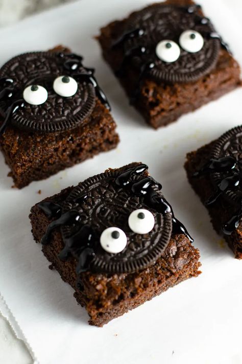 Nutella Spider Brownies | A Taste of Madness Bat Brownies, Spider Brownies, Brownies Video, Decorated Brownies, Nutella Recipes Brownies, Halloween Brownies, Candy Eyes, Fudgy Brownie Recipe, Treats To Make