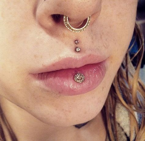 Cool piercing Ideas For Girls (10) Piercing Bouche, Ashley Piercing, Philtrum Piercing, Labret Jewelry, Septum Piercings, Medusa Piercing, Face Piercings, Cool Piercings, Labret Piercing