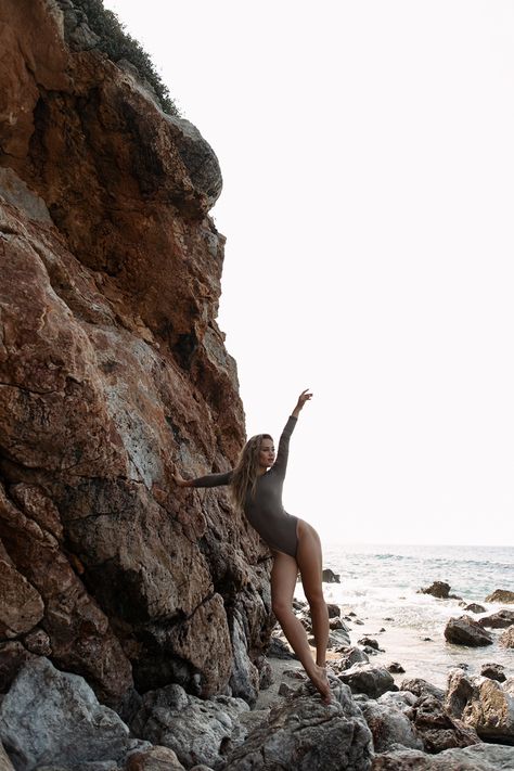 Outdoor Boudiour Ideas Beach, Beach Rock Photoshoot, Rock Beach Photoshoot, Rocky Beach Photoshoot, Rock Photoshoot, Lake Photoshoot, Foto Inspo, Swimsuits Photoshoot, Beach Shoot