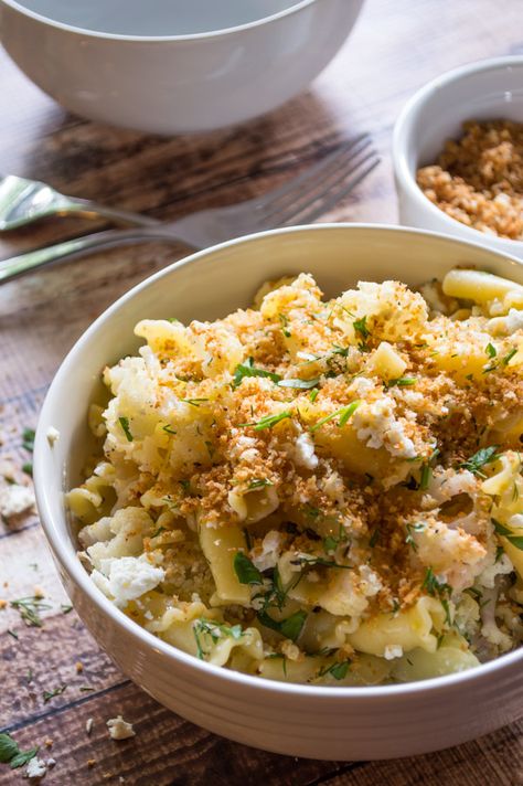 Everything is better tossed with pasta, right? Yep, even cauliflower haters are going to love this one. Fresh cauliflower tossed with your favorite pasta, sweet caramelized onions, salty feta, fresh herbs, and crunchy breadcrumbs – yum. Best part? You can make it completely ahead of time and just heat it when you’re ready to eat.Read more Pasta With Cauliflower, Cauliflower Pasta, Magical Food, Yummy Veggies, Low Carb Ideas, Pizza And Pasta, Yummy Food Recipes, Food Time, Food Crush